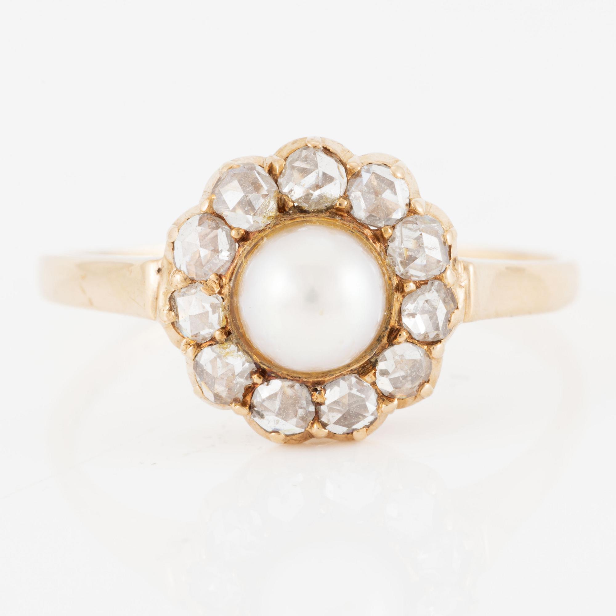Ring in 18K gold with a cultured half-pearl and rose-cut diamonds and white stones.
