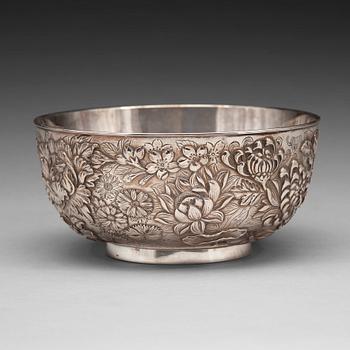 565. A Japanese silver bowl, early 20th Century.