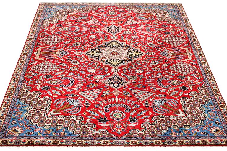 A Kashan carpet, c. 350 x 224 cm.