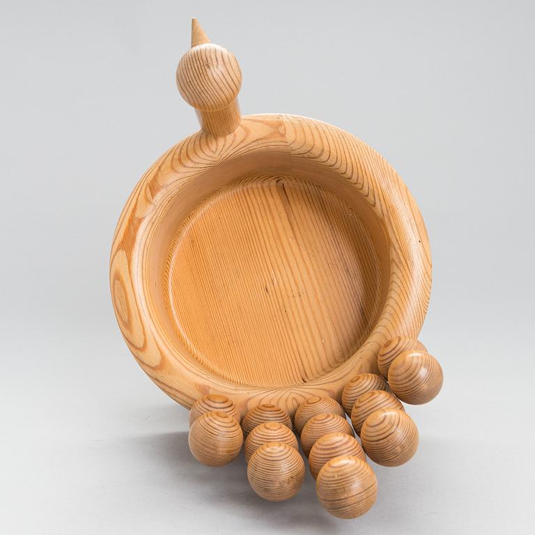 KAIJA AARIKKA, A servingtray 'Honka', peppermill 'Sampo' and birdbowl, 1970-tal, Finland.