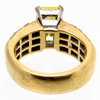 Ring 18K guld yellow-green stone and princess-cut diamonds approx 1,5 ct.