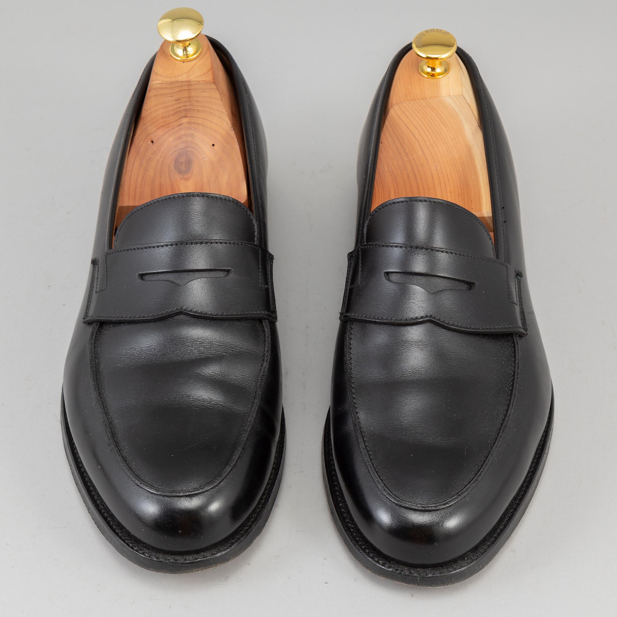 CROCKET & JONES, a pair of black calf leather shoes, size 45 (10,5).