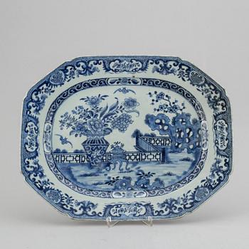 A blue and white serving dish, Qing dynasty, Qianlong (1736-95).