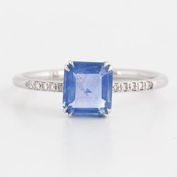 Ring 18K vitguld med en fasettslipad safir 1.62 ct.