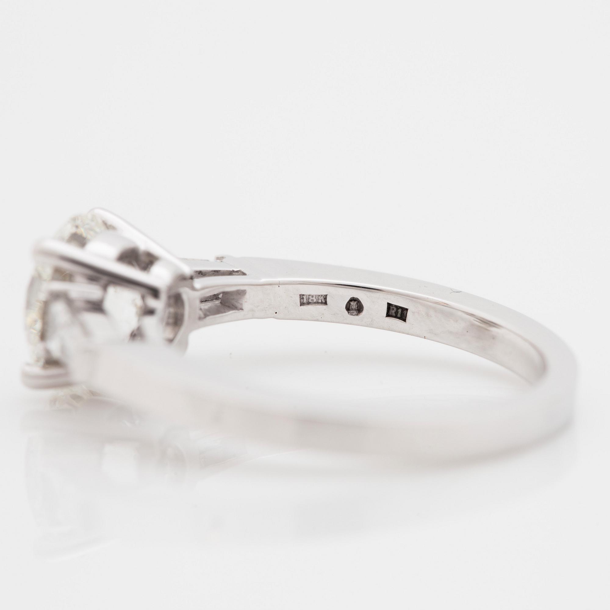 A brilliant- and trapezoid diamond ring. Total carat weight circa 2.00 cts. Quality circa F-G/VS.