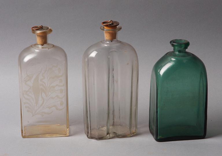 BRÄNNVINSFLASKOR, 3 st, glas, 1800-tal.