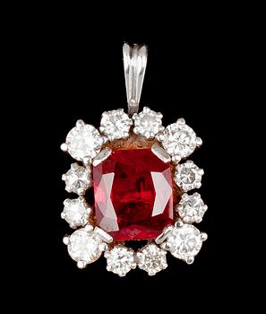 942. A ruby and brilliant cut diamond pendant, tot. app. 0.50 cts, 1960-70's.