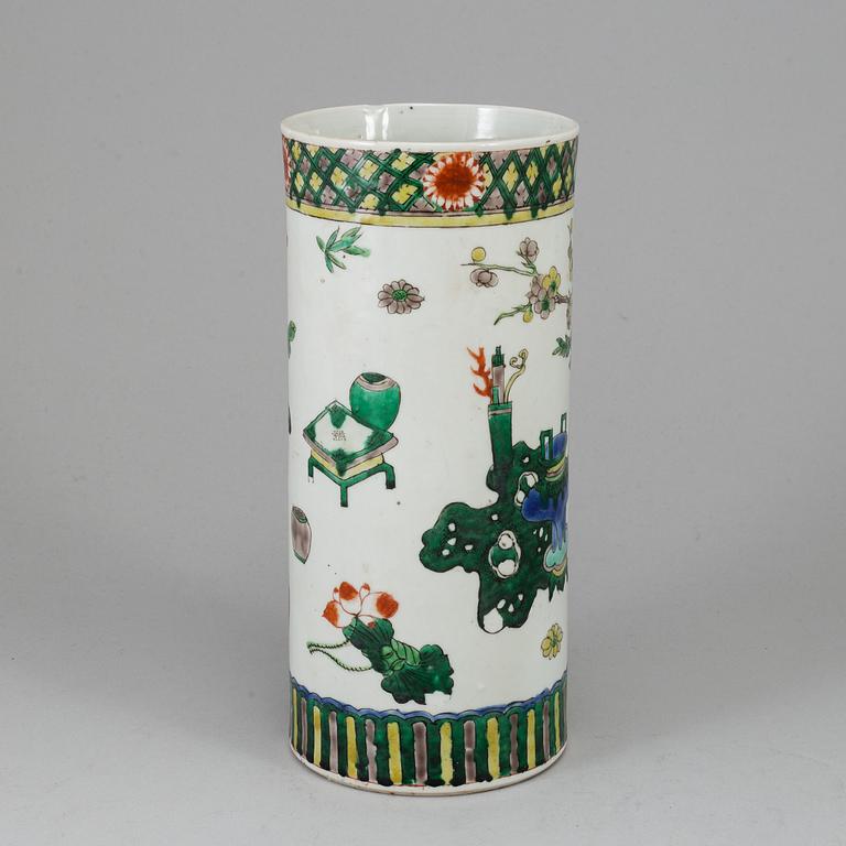 A famille verte vase, Qing dynasty, 19th century.