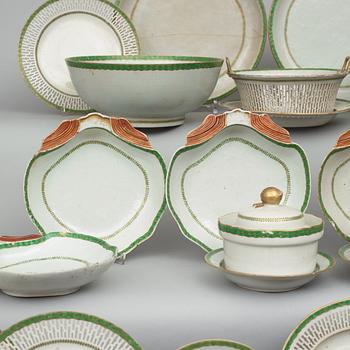 A Chinese Export dessert service, Qing dynasty, Jiaqing (1796-1820). (37 pieces).