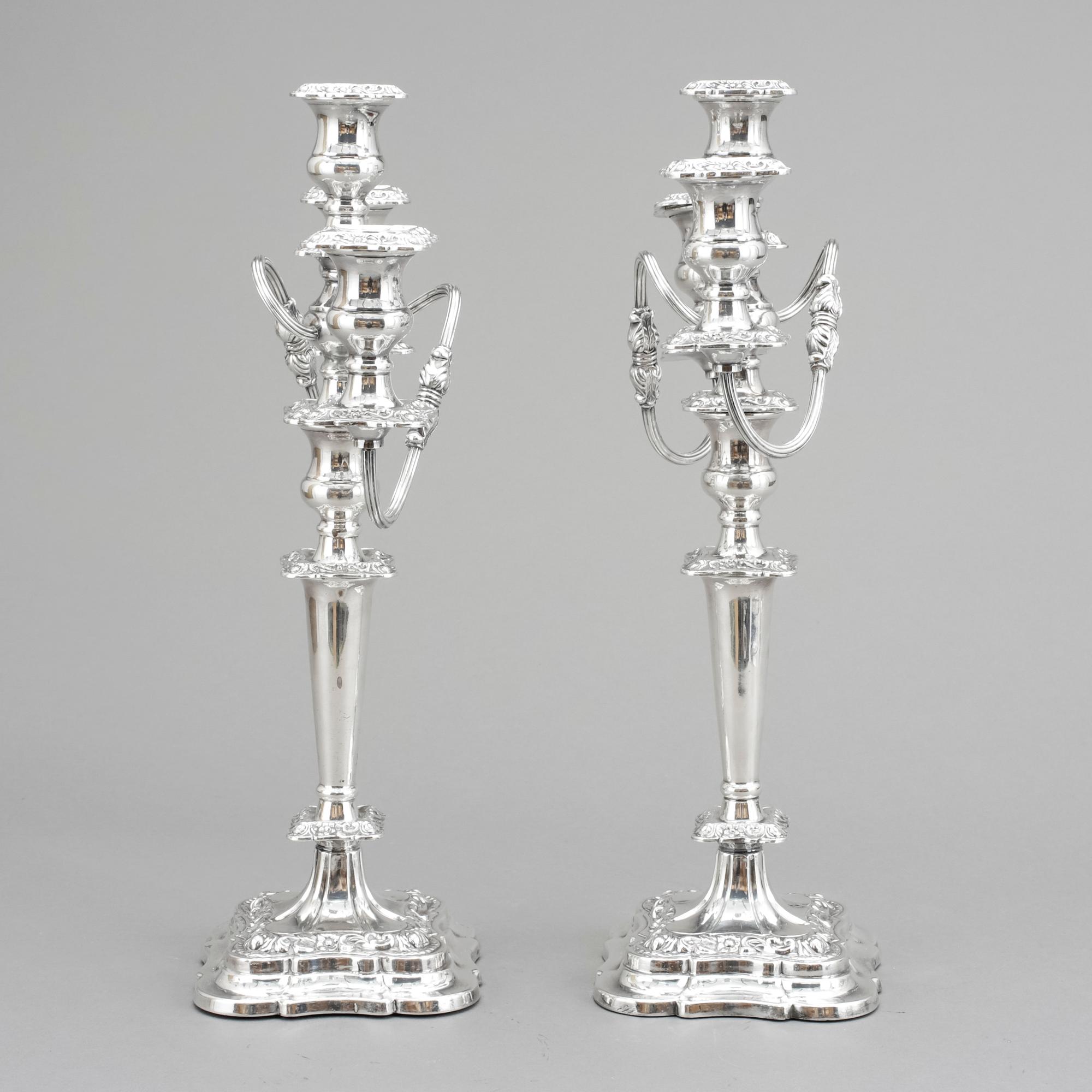 KANDELABRAR, ett par , nysilver, Sheffield, England. 1900-talets första hälft.