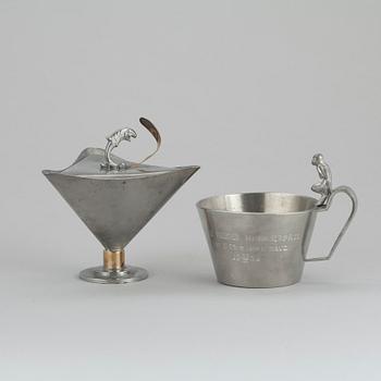 SKÅL MED LOCK SAMT MUGG, tenn, Firma Svenskt tenn respektive Guldsmedsaktiebolaget GAB, Stockholm 1931 och 1930.