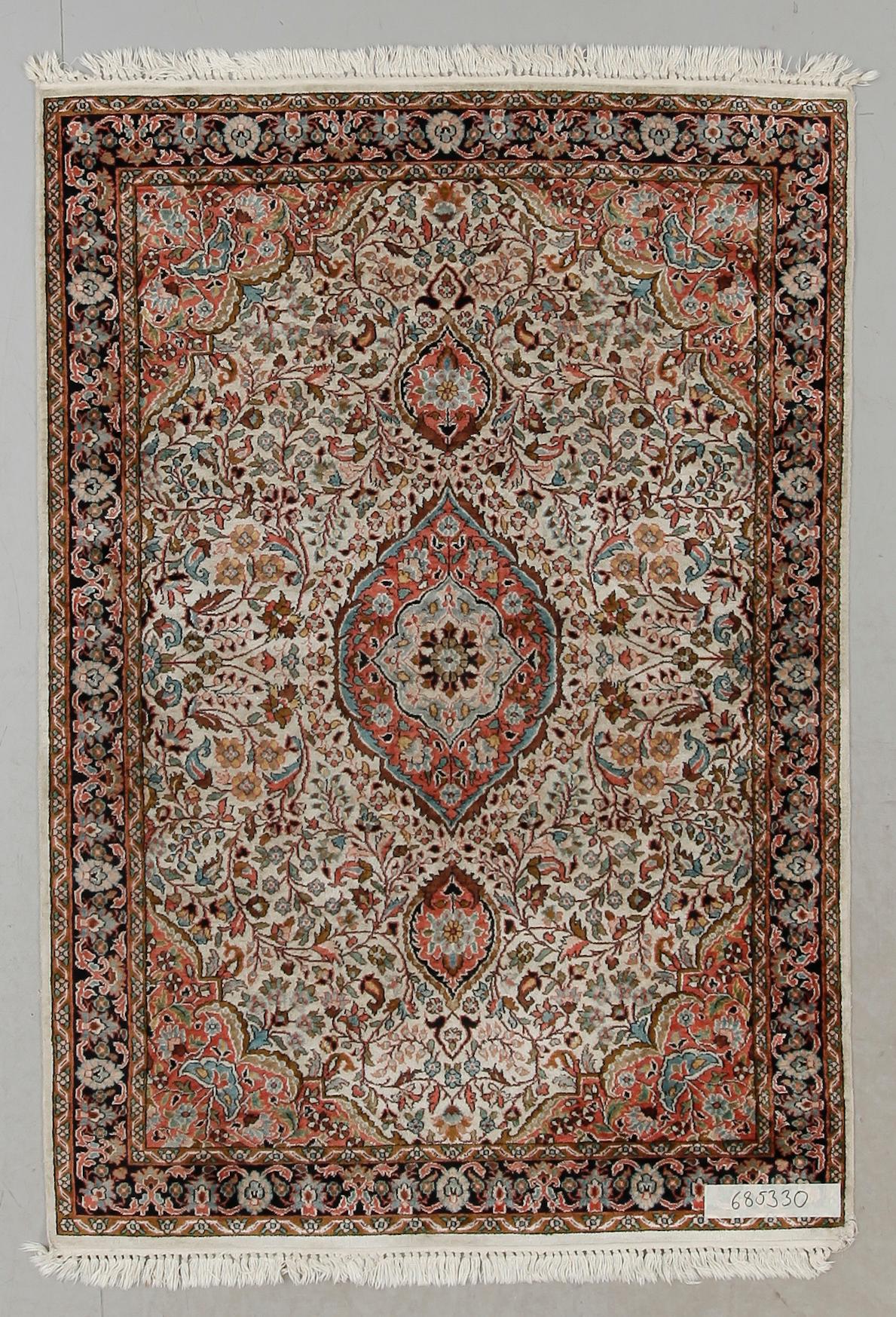 MATTA, silke, Täbris. Ca 177 x 126 cm.