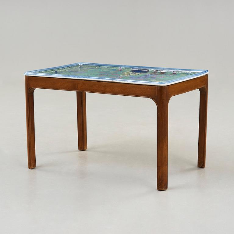 A Birger Kaipiainen stoneware tray, Arabia 1940's, with a mahogany base.