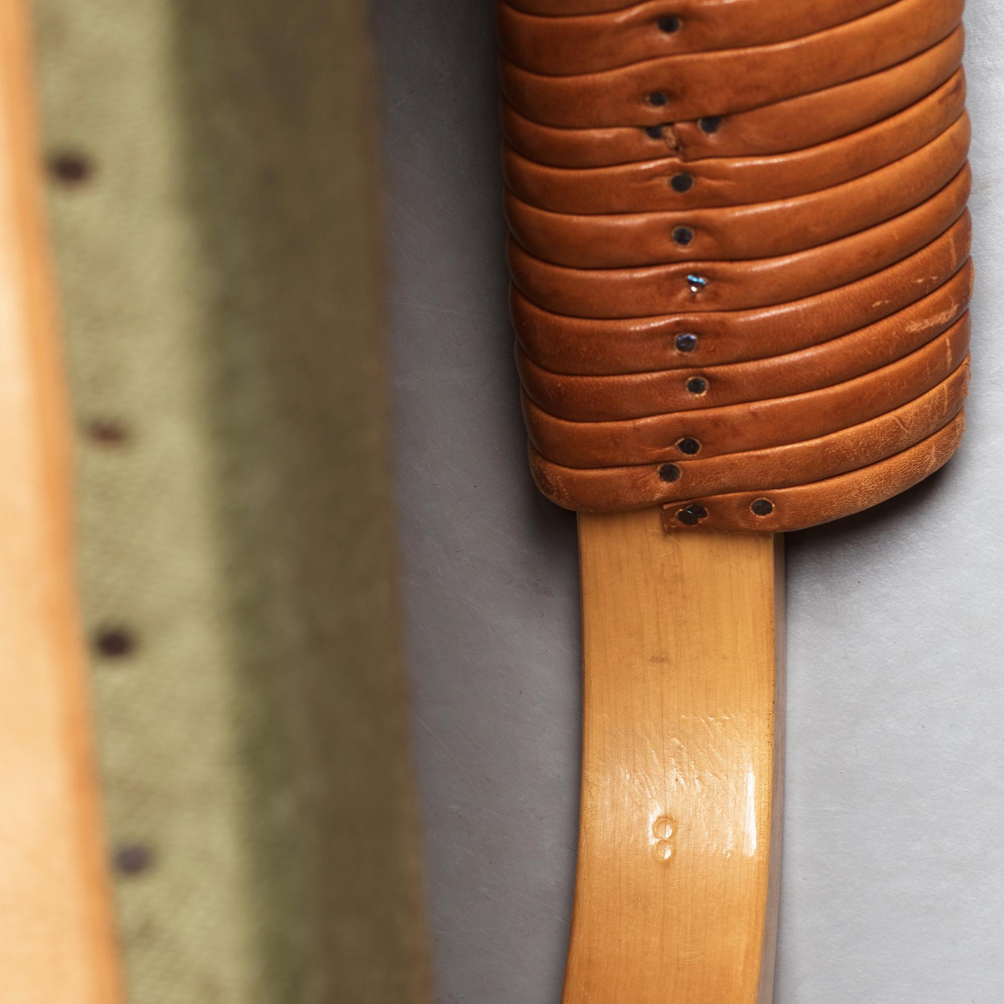 Alvar Aalto, a pair of model nr 48 laminated birch and leather easy chairs, Oy Huonekalu- ja Rakennustyötehdas for Artek, Finland.