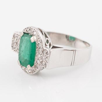 Ring, 18K vitguld med smaragd och åttkantslipade diamanter.
