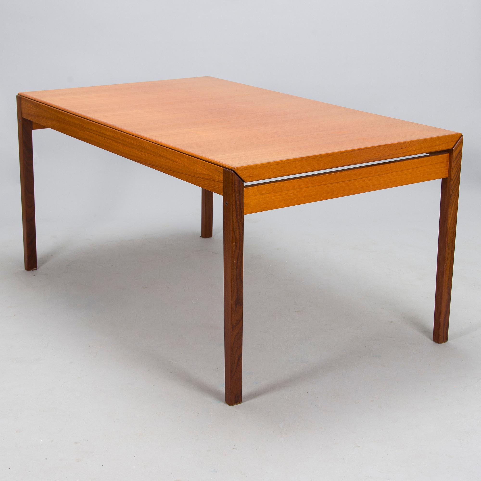 Pertti Salmi, a 1970s 'Samuel' dining table and eight 'Simeon' chairs for Vaara Tuotanto, Kaluste-Yhtymä, Finland.