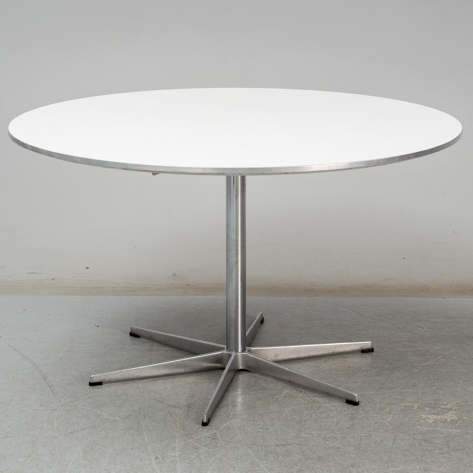 ARNE JACOBSEN, bord, "Cirkulär / B825,", Fritz Hansen.