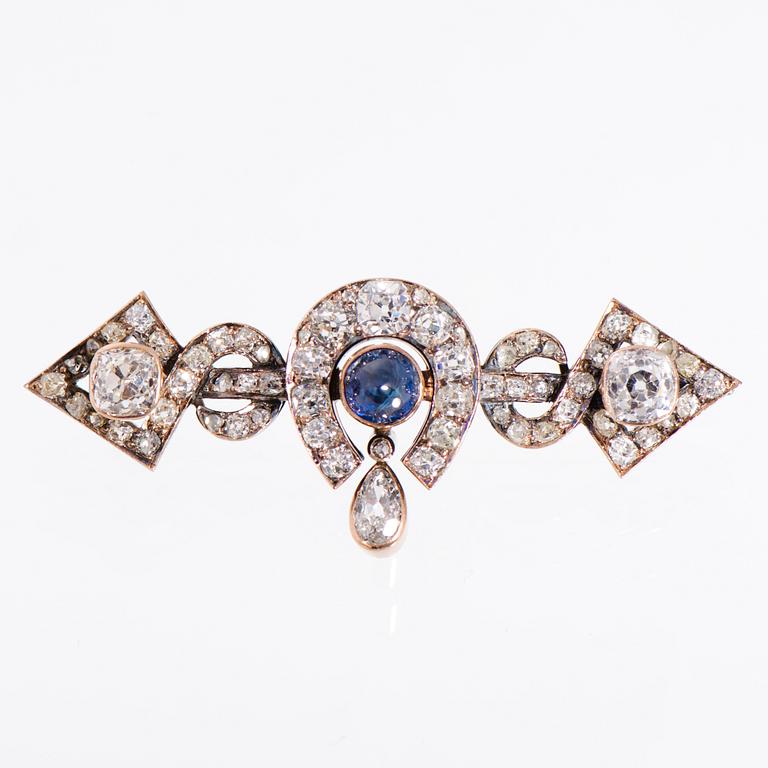 A BROOCH, cabochon cut sapphire, old cut diamonds, 14K (56) gold. St Petersburg, 1870-1890.