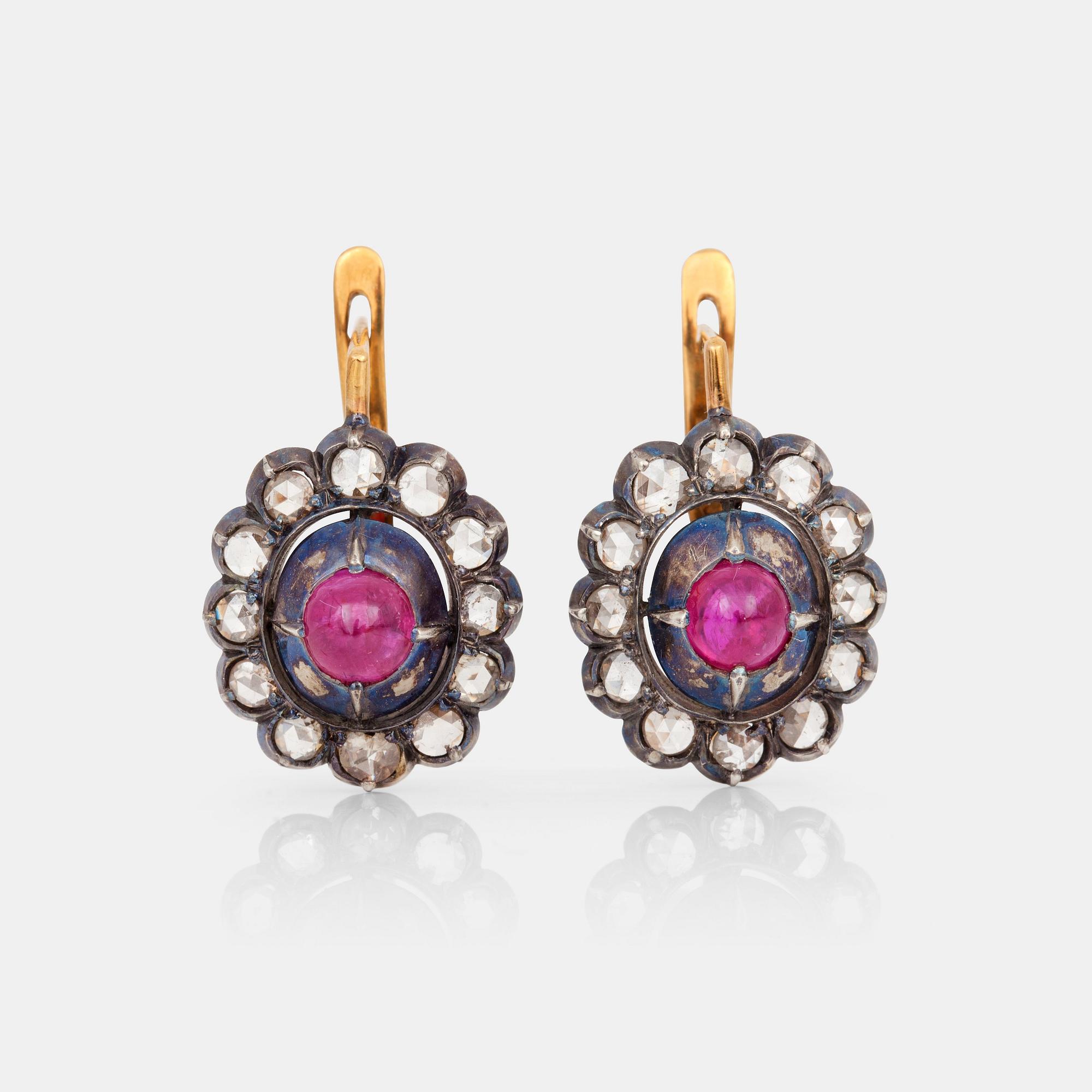 ÖRHÄNGEN med rubiner samt gammalslipade diamanter. Hlebnikoff, Moskva, 1899-1908.
