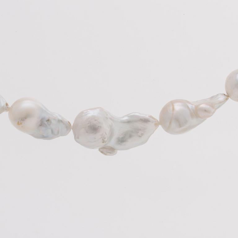 PEARL NECKLACE Baroque South Sea pearls (largest pearl approx 3 x 2 cm, clasp silver.