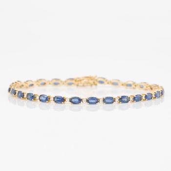 Bracelet 18K gold with oval-cut sapphires and brilliant-cut diamonds.