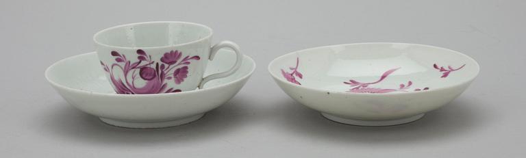 KOPP MED 2 FAT, porslin, Ilmenau, 1700-talets senare del.