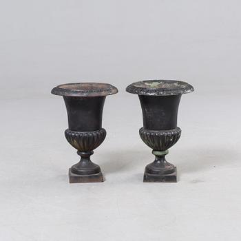 TRÄDGÅRDSURNOR, ett par, gjutjärn. 1900-tal.