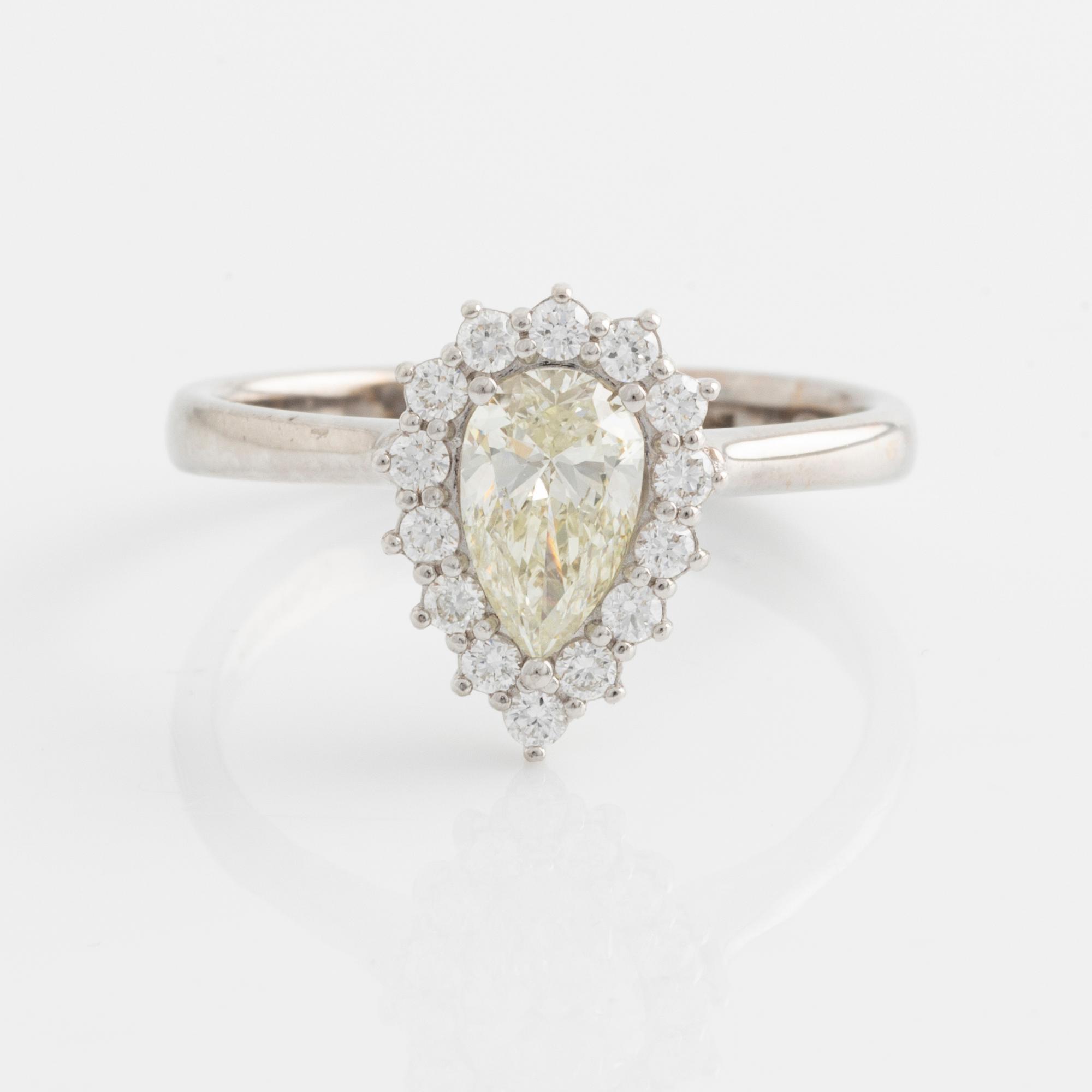 Ring med droppslipad diamant 0,70 ct, med GIA dossier.