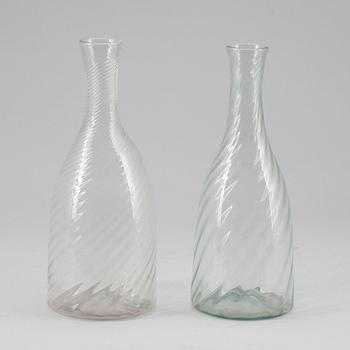 VATTENKARAFFER, glas, 2 st. 1800-talets andra hälft.