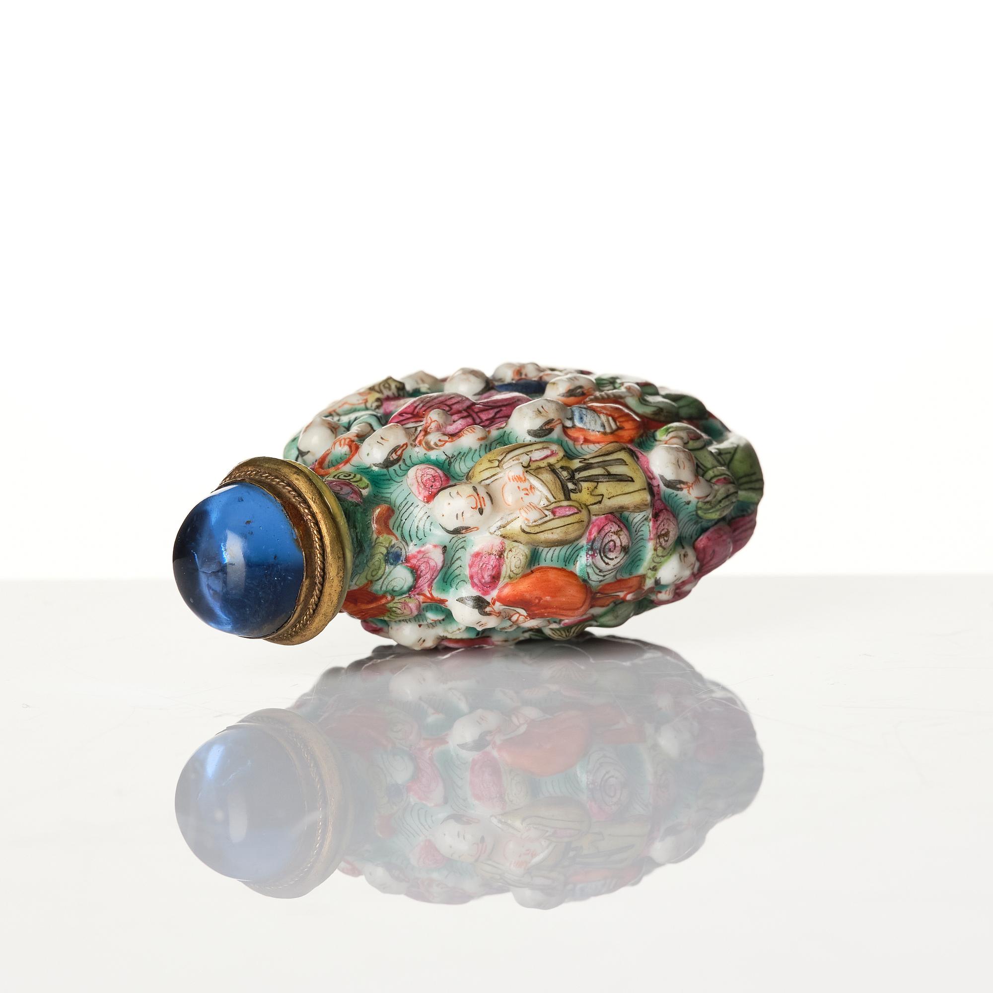 A Chinese porcelain snuff bottle, late Qing dynasty / early 20th century.