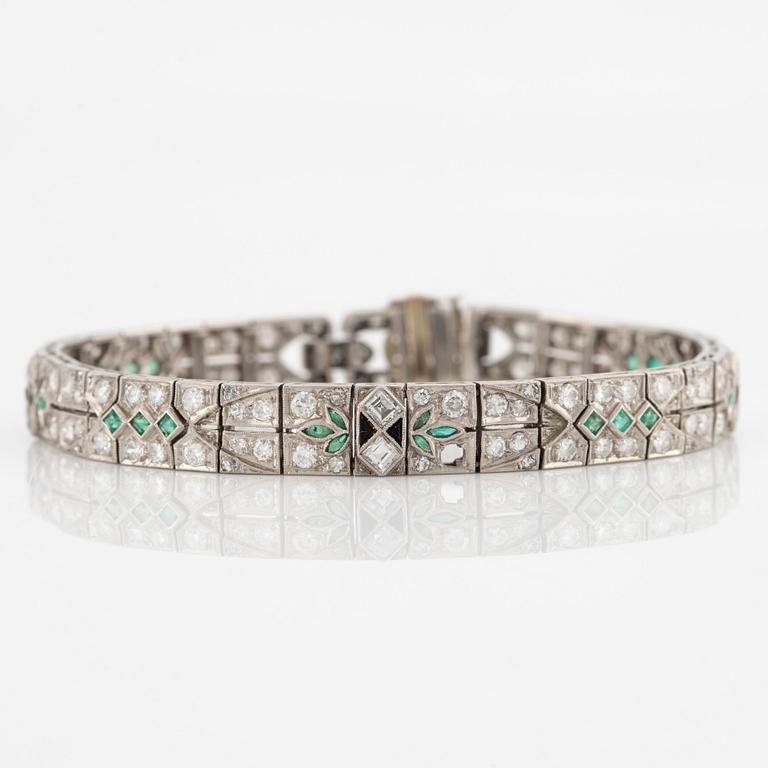 Armband platina med runda briljant-, åttkant och trappslipade diamanter, smaragder och onyx.