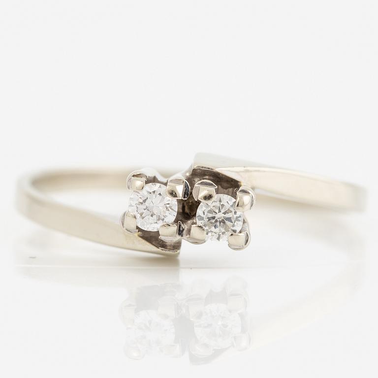 Ring, 18K vitguld med två små briljantslipade diamanter.