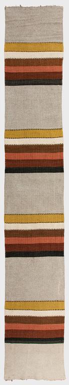 Trasmatta / gallerimatta, 1900-talets mitt. circa 425 x 69 cm.