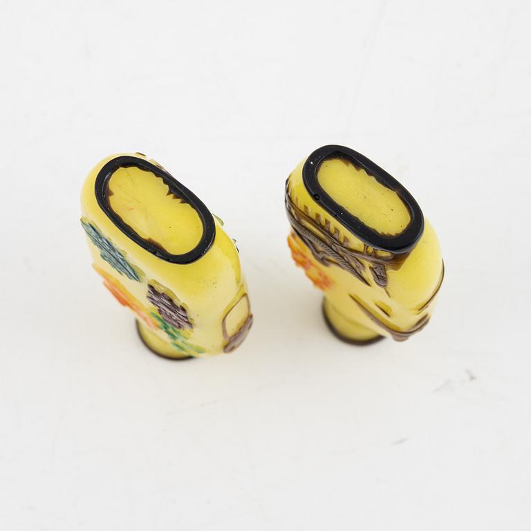 A pair of Chinese Beijing glass snuffbottles, late Qing dynasty/early 1900.