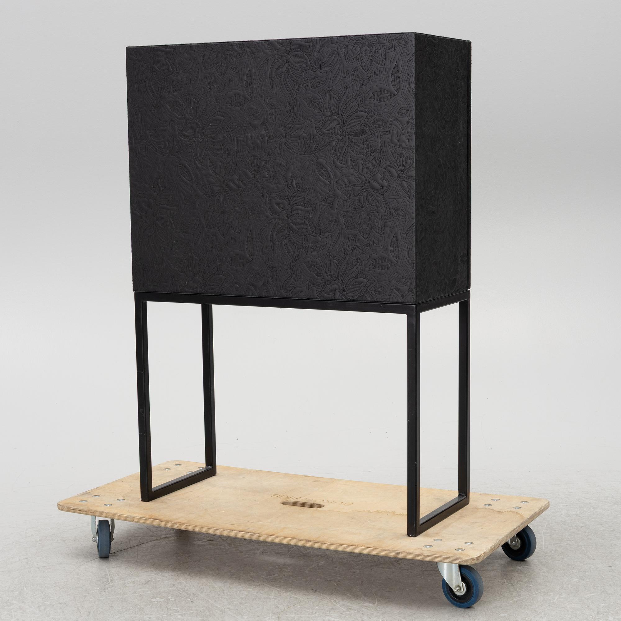 Cabinet, DIS, 2000s.