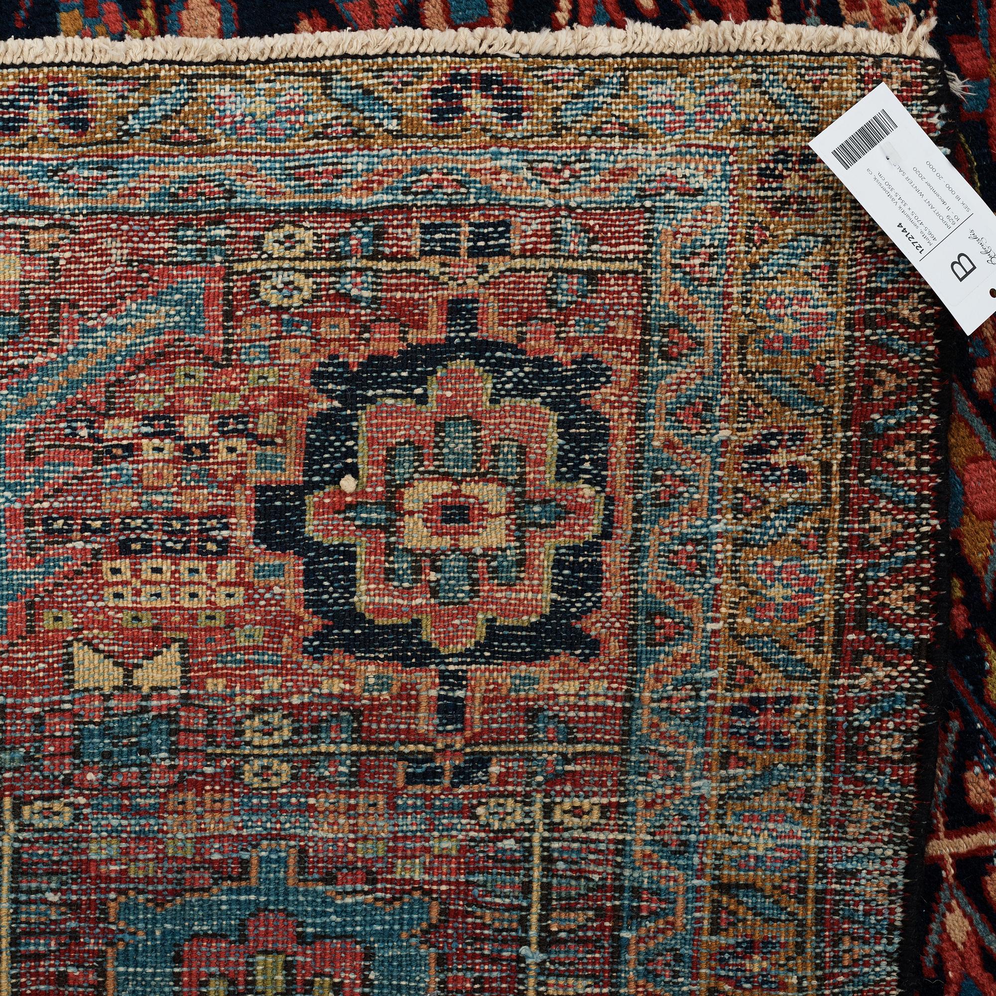 Matto, a semi-antique West Persian, ca 466,5-470,5 x 334,5-350 cm.