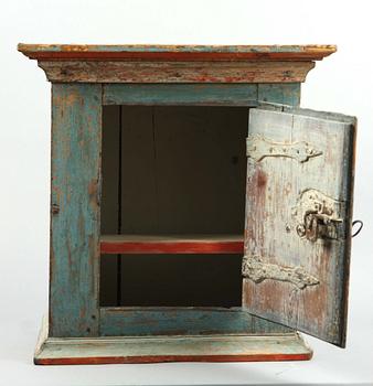 HÄNGSKÅP, allmoge, 1700-talets andra hälft.