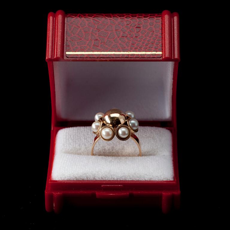 RING, guld 14K, 7 pärlor, Kupittaan Kulta, Elis Kauppi 1969. Vikt 5,9 g.