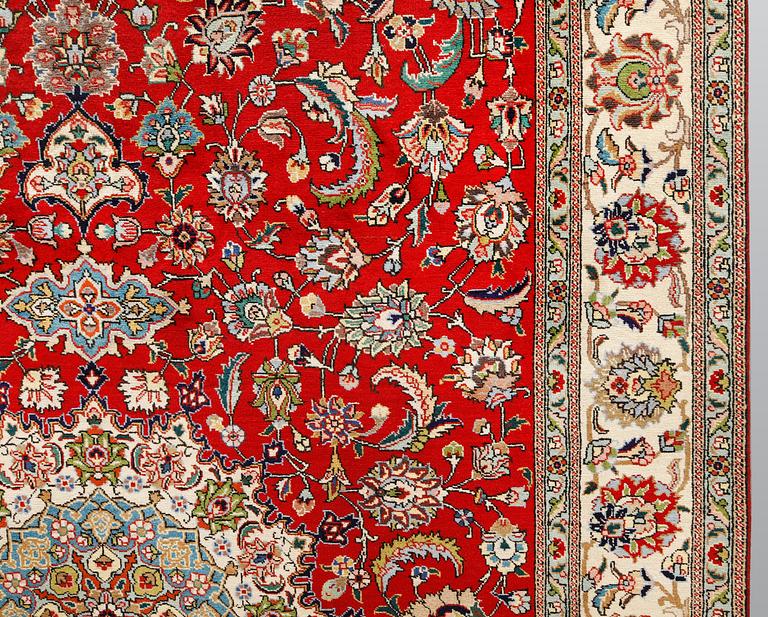 A signed Tabriz carpet, ca 336 x 223 cm.