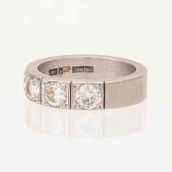 Ring halvallians 18K vitguld med runda briljantslipade diamanter av Bodens Guldatelje Johanneshov 1968.