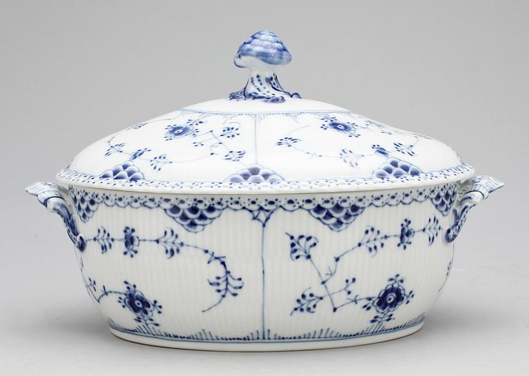 TERRIN MED LOCK, porslin, Musselmalet, Royal Copenhagen, 1900-tal.