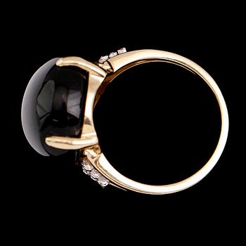 RING, 10 k guld, cabuchonslipad bruntonad kvarts, mindre briljanter.