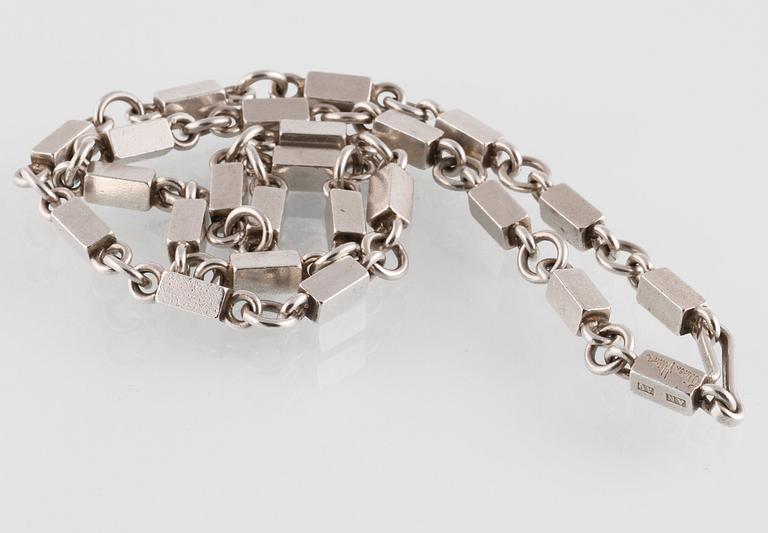 COLLIER, sterlingsilver, Wiwen Nilsson, Lund, 1951. Vikt 44,6 gram.