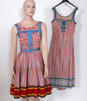 KLÄNNINGAR, 2 st, folklore, ur Operettresorna.