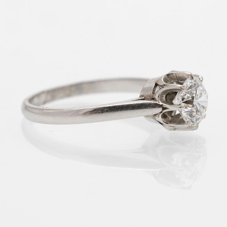 18K white gold solitaire ring with a diamond, France, 20th century.