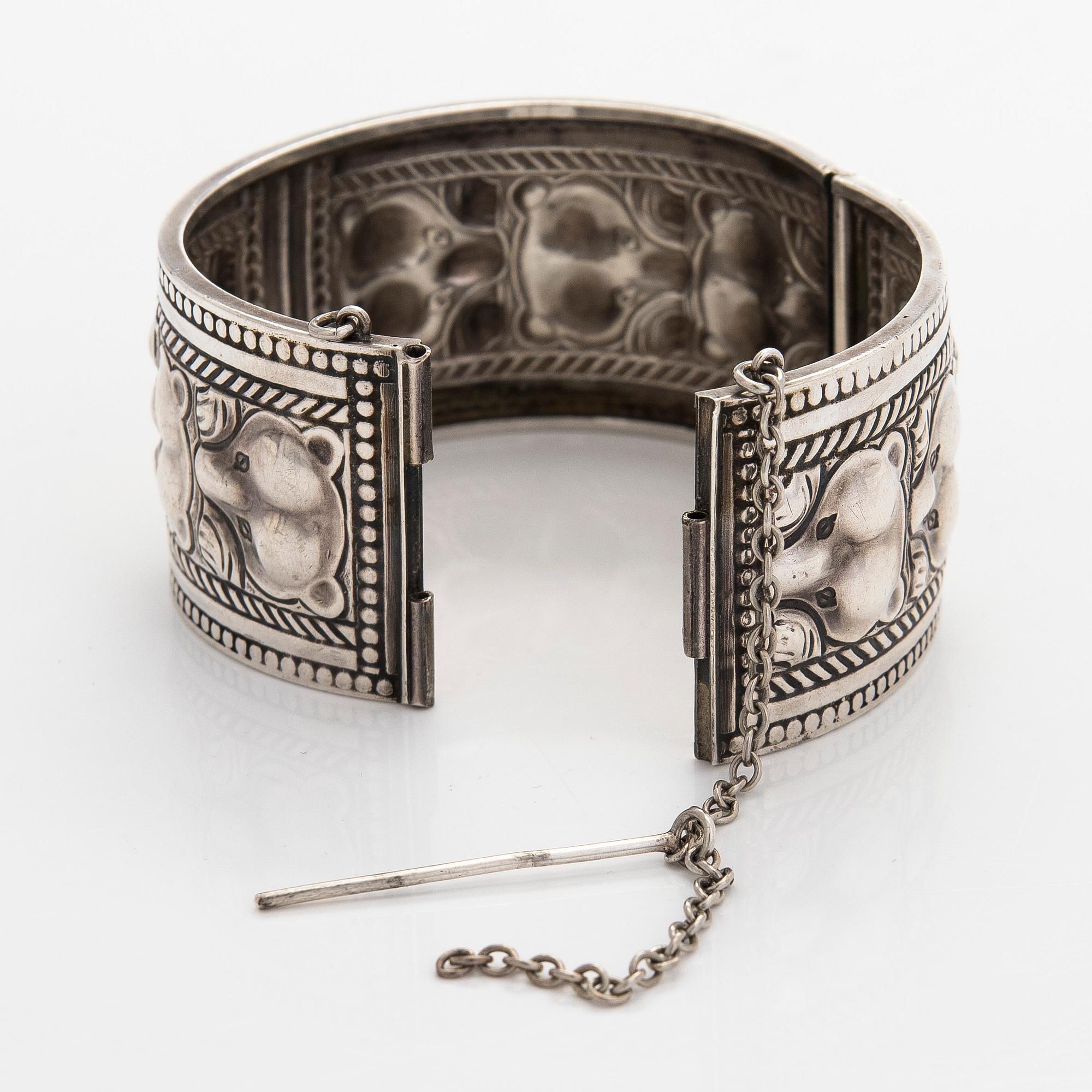 Kalevala Koru, rannekoru, "Karhu", sterlinghopeaa. Helsinki 1980.