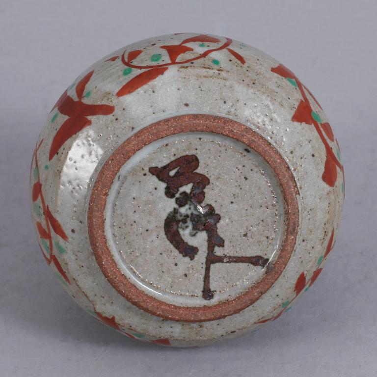 VAS, keramik, troligen Japan, 1900-talets andra hälft, signerad.