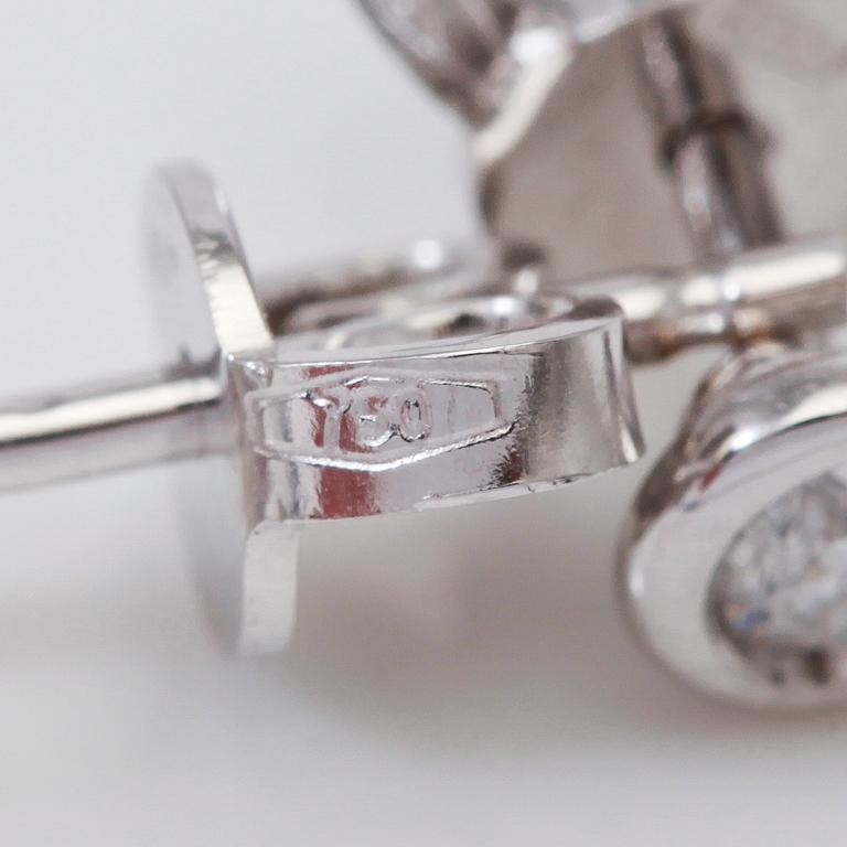 ÖRHÄNGEN, 1 par, solitära briljantslipade diamanter totalt ca 0,20 ct.