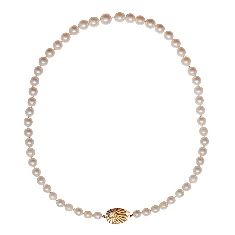 A NECKLACE, 18K gold. Brilliant cut diamond c. 0.20 ct VS. Akoya pearls 5,9 - 8 mm. Helsinki 1968. Length 46 cm.