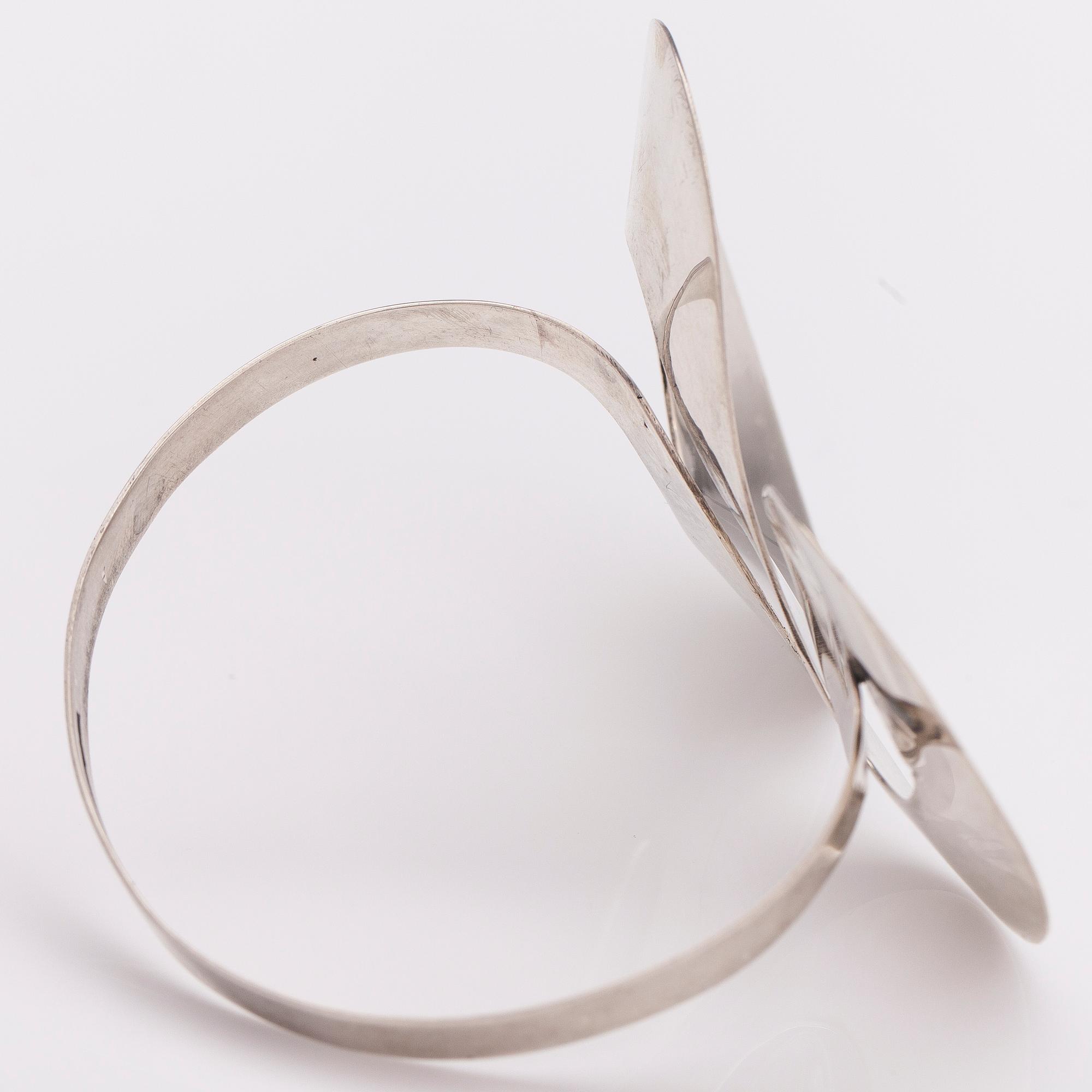 PAULA HÄIVÄOJA, ARMBAND, sterling silver. Pentti Roos, Helsingfors 1968.